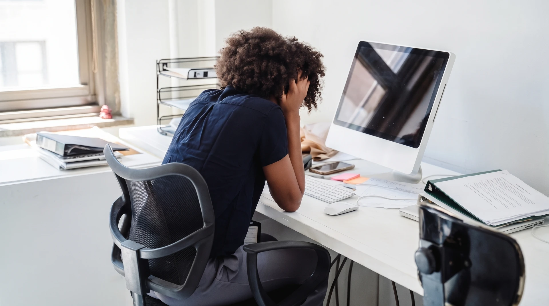Formateur en chemise professionnelle animant une session de sensibilisation aux risques psychosociaux face à un groupe de 8 à 10 salariés assis dans une salle de réunion moderne, prenenant des notes, écoutant attentivement. Ambiance sérieuse, éclairage naturel, tableau blanc ou paperboard visible en arrière-plan avec des contenus pédagogiques sur le stress et la santé mentale.