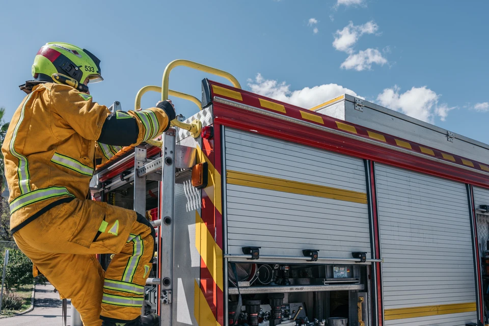 Scène intérieure de formation aux premiers secours avec défibrillateur automatisé externe (DAE) jaune et noir posé sur une table